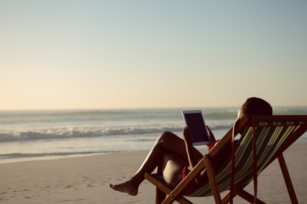 La tablette tactile et ses ennemis : sable, eau et soleil La tablette tactile et ses ennemis : sable, eau et soleil